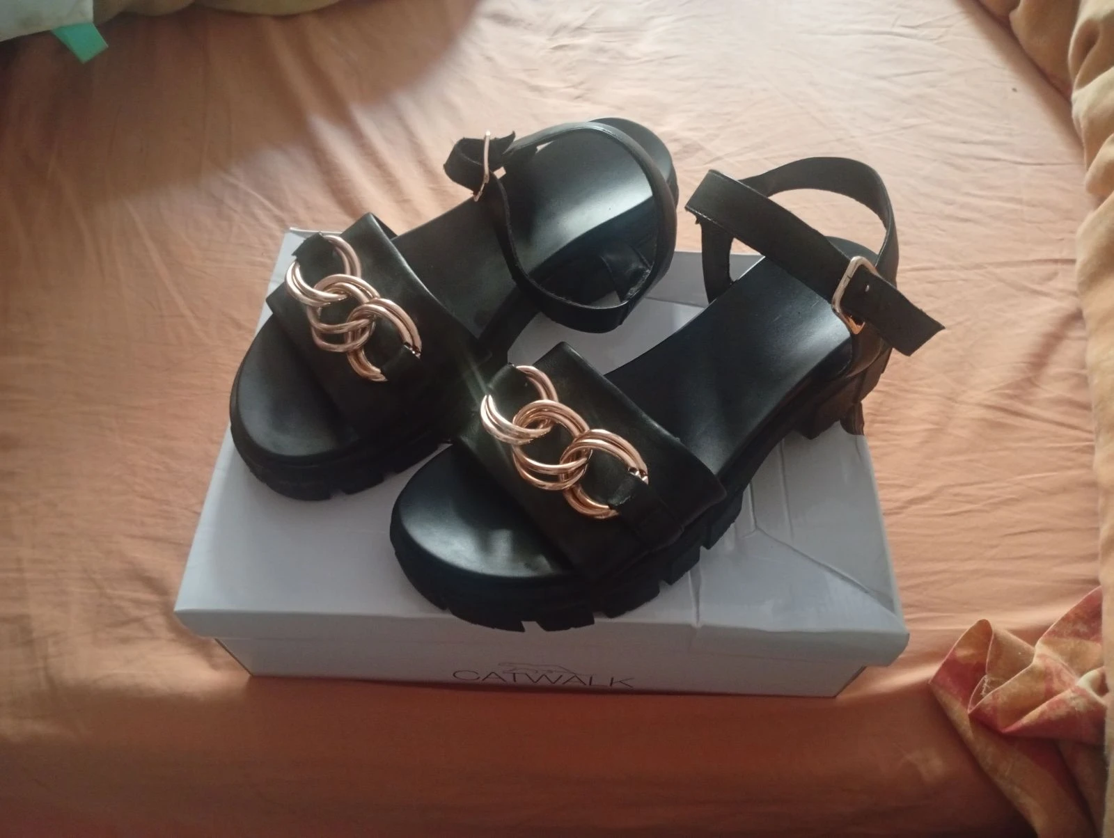 Sandalias negras y doradas 